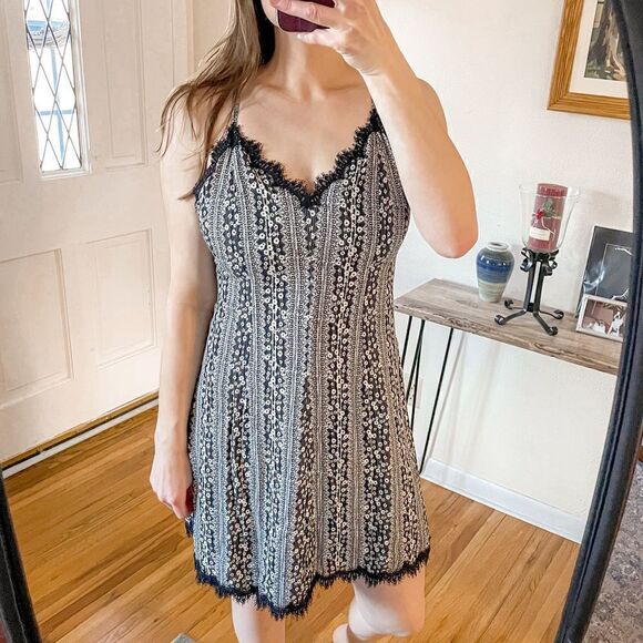 Alice + Olivia Alves Lace Trim Mini Dress Daisy Floral - Picture 1 of 8